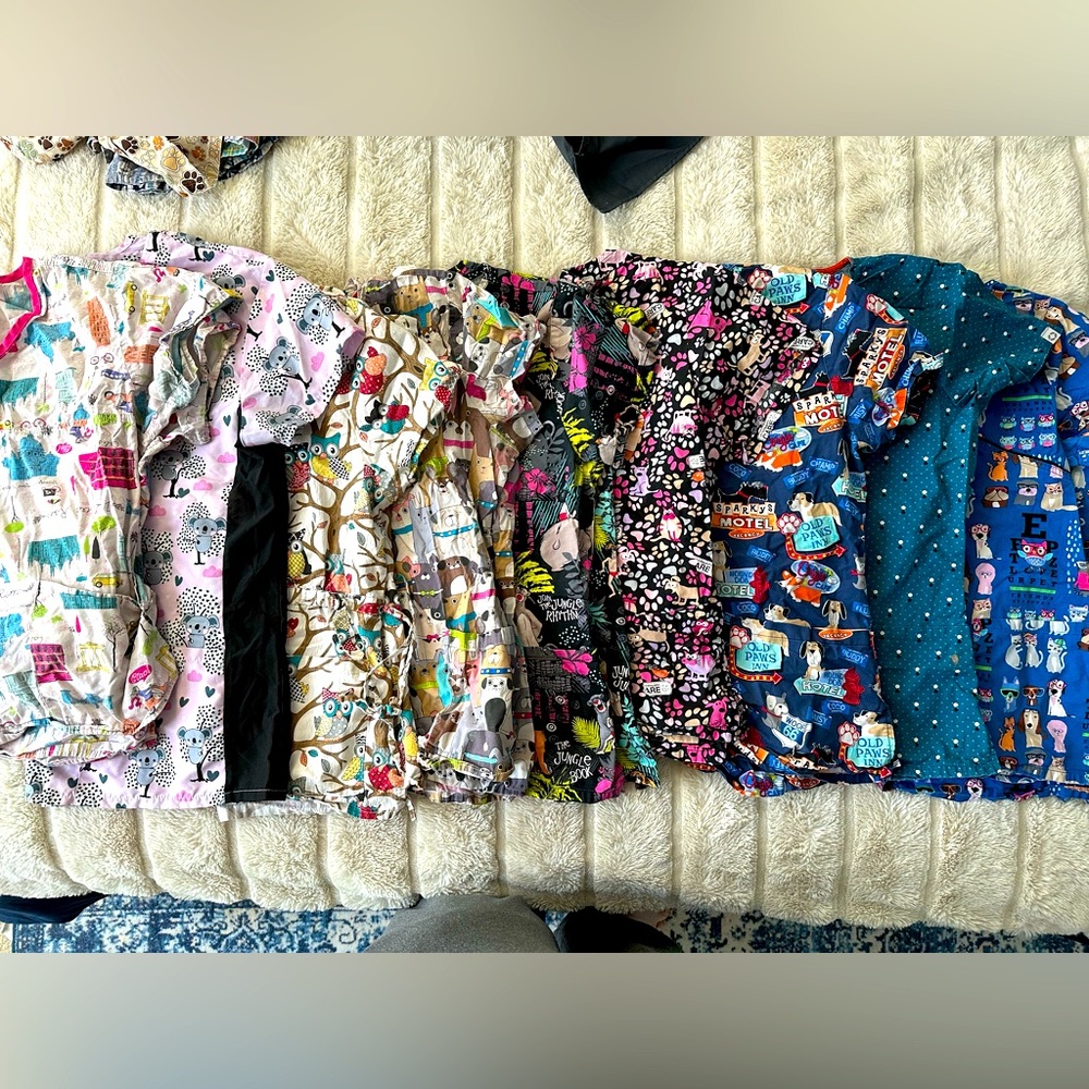 HUGE LOT OF SCRUBS
8 pants & 15 scrub tops